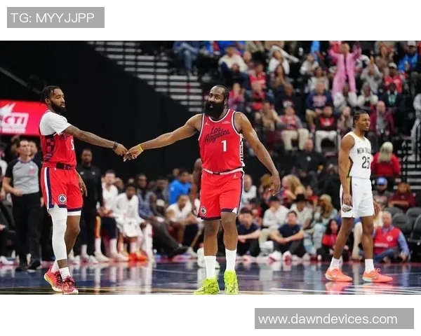 小吧观赛快船对阵鹈鹕主场赠送保罗快船10时期球衣给每位球迷