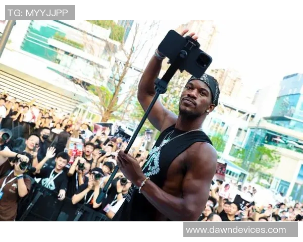 巴特勒强势突破篮下完成折叠打进并造成对手犯规精彩瞬间